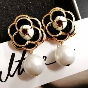 NWT FAMOUS DESIGN GOLDEN FLOWER PEARL STUD EARRING JEWELRY